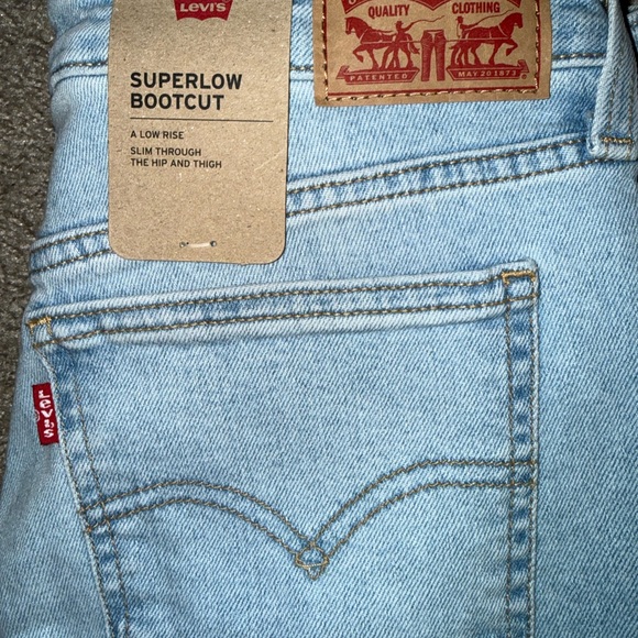 NWT-Levi's Light Blue Women’s  Jeans-super low bootcut-size 29x30 - Picture 2 of 2